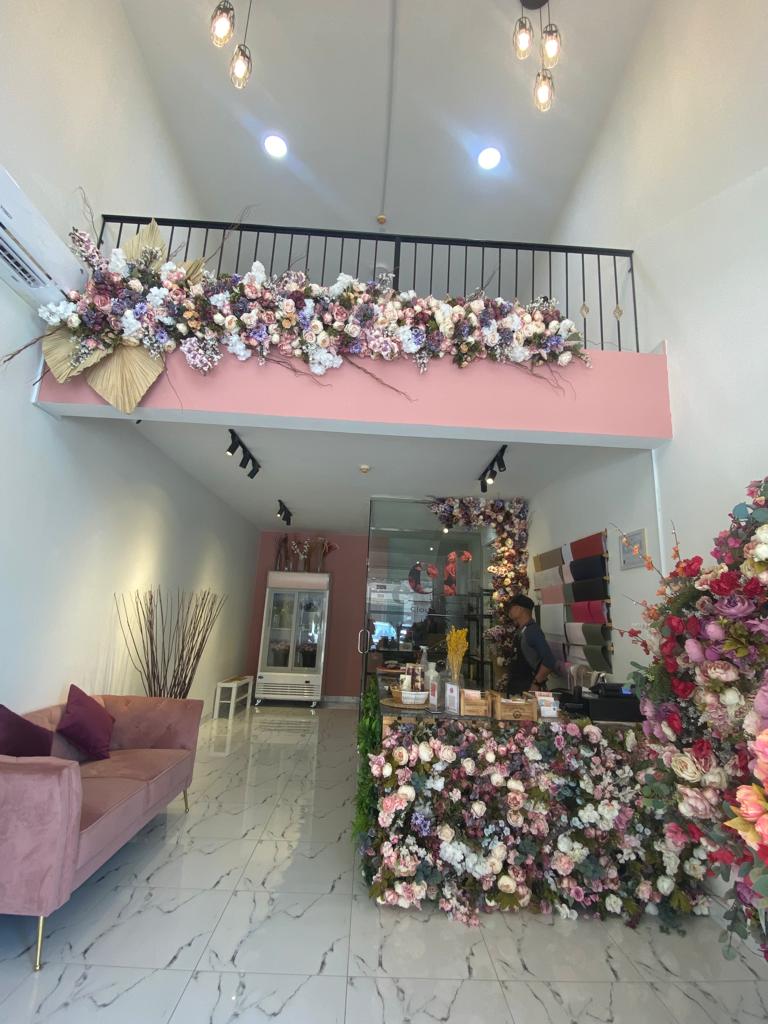Prime Location Operational Flower Shop Including CR For Sale